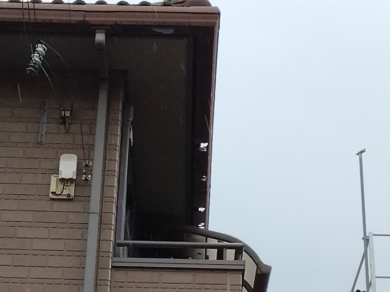 姫路市　雹災害で雨どい貫通